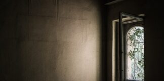 Czym zasłonić bardzo duże okno?