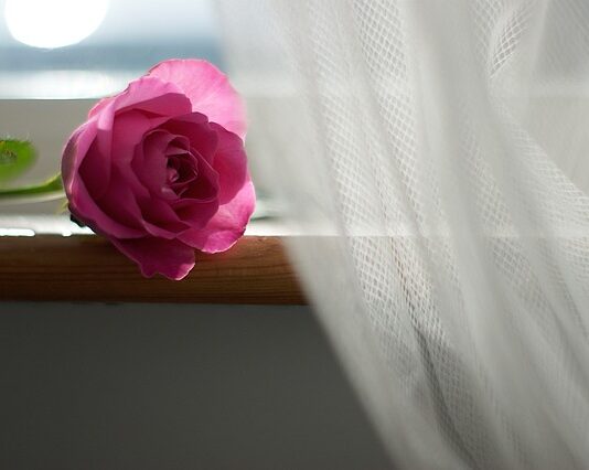 Na czym powiesić firanki bez wiercenia?