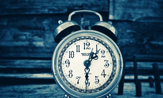 Jak szybko się obudzić bez budzika?