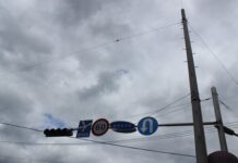 Czy strzałka w lewo zezwala na zawracanie?